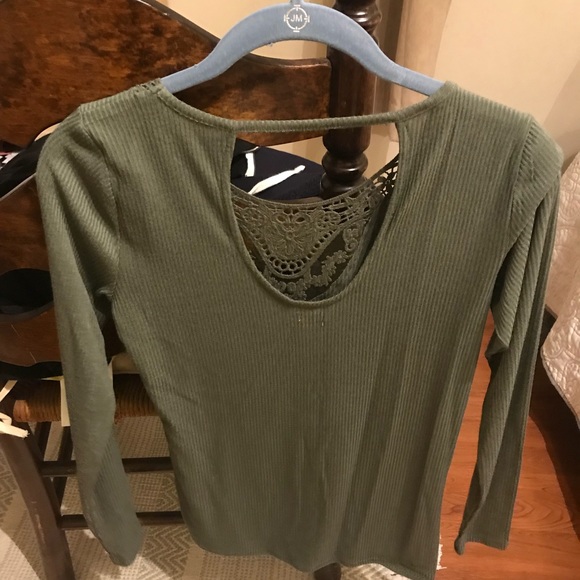 Long sleeve going out top - Picture 2 of 2